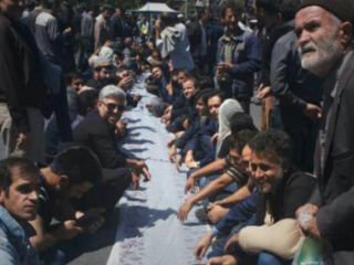 پهن کردن سفره خالی از سوی کارگران آذرآب در میدان مرکزی شهر اراک + ویدیو