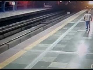 خودکشی در مترو  (+۱۸ )