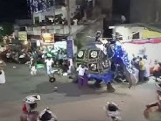 دو فیل در جشنواره سالانه رژه فیل‌ها در سریلانکا ۱۷ نفر را مجروح کردند