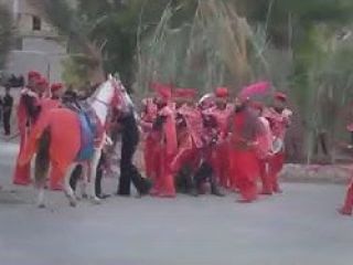 صحنه درگیری یزیدیان با حضرت عباس در تعزیه شهر مهریز استان یزد شکل جدی به خود گرفت