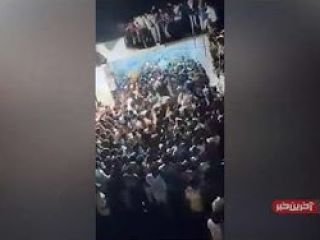 لحظه سقوط افراد عزادار از از سقف یک ساختمان
