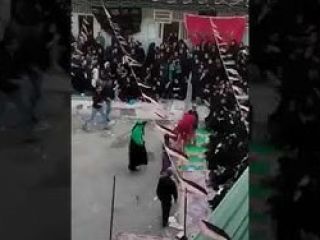 وقتی شمر توی تعزیه کاملا جوگیر میشه و به تماشاچی ها حمله میکنه