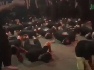 روش دیگر عزاداری محرم : کشیدن صورت روی آسفالت و مُشت کوبیدن به کله