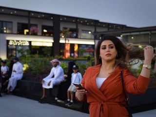 حضور دختران و زنان جوان بی‌حجاب سعودی در خیابان‌های عربستان