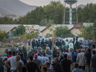 تجمع کارگران معترض هپکو به خشونت کشیده شد؛ بازداشت و زخمی شدن تعدادی از کارگران