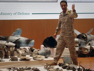 نمایش بقایای «موشک و پهپادهای ایرانی» مورد استفاده در حمله به تاسیسات نفتی‌ عربستان