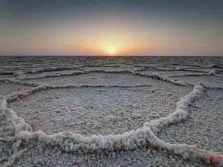 پرتاب زندانیان سیاسی «رژیم شاه» به دریاچه نمک قم؛ واقعیت یا افسانه؟/ روایت متضاد دو روزنامه‌نگار قدیمی