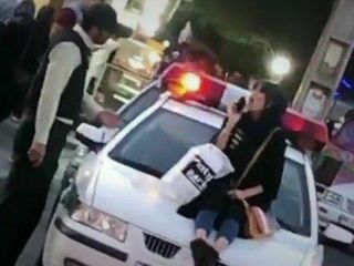 بازداشت زن جوانی که به اعتراض روی خودروی نیروی انتظامی نشست