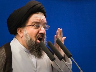 احمد خاتمی: به بی‌حجاب‌ها پول می‌دهند تا در قم قدم بزنند و حرمت‌شکنی کنند