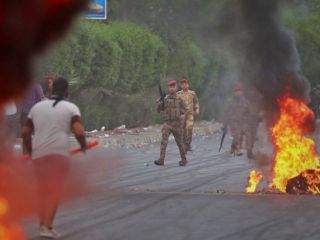 معترضان عراقی می‌‌گویند ایران باعث شده که آنها در کشورشان بیگانه باشند