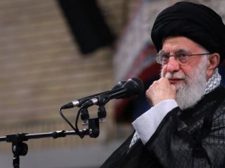 خامنه‌ای: دلیلی ندارد برای ساخت بمب اتمی هزینه کنیم
