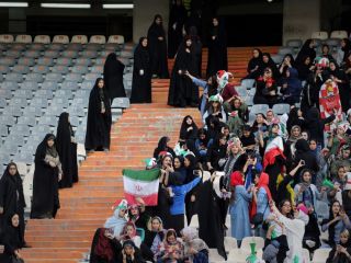 تصویر تعداد زیاد ماموران  برای نظارت بر تماشاگران زن در استادیوم آزادی