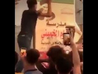 کتک زدن بنر خمینی با دمپایی - ویدیو