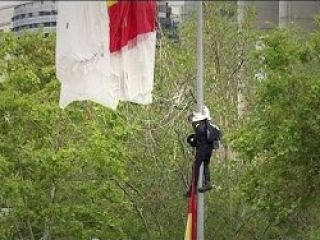 فرود چترباز ناشی، هنگام رژه روز ملی در اسپانیا - ویدیو