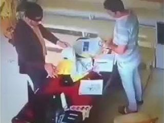 سرقت گوشی فروشندگان مغازه ها در چند ثانیه - ویدیو