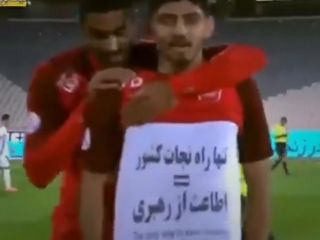 مهدی ترابی با پیراهنی که روی آن نوشته :تنها راه نجات کشور اطاعت از رهبری