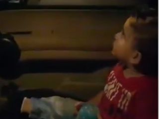 صحنه جالب و دیدنی از تظاهرکنندگان در لبنان با دیدن‌ سرنشین کودک یک خودرو