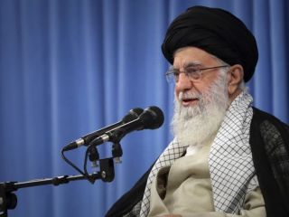 خامنه‌ای در مورد میانجی‌گری مکرون: یا ساده است یا همدست آمریکا