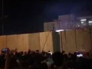 حمله تظاهر کنندگان عراقی به کنسولگری جمهوری اسلامی در کربلا و به آتش کشیدن آن