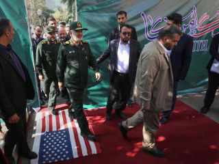 مخالفت احمدی‌نژادی‌ها با رهبر ایران بر سر آمریکا