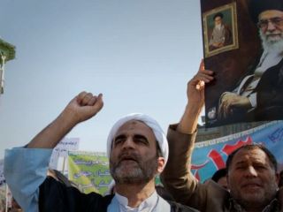 راهپیمایی ۱۳ آبان ۹۸؛ سایه «استخر فرح» بر سر حسن روحانی