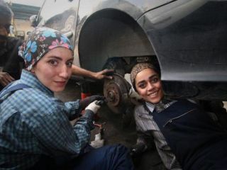 مصاحبه با دو دختر شاگرد مکانیک در گاراژی در غرب تهران + ویدیو