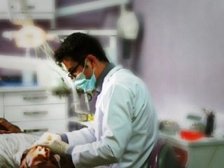 احضار یک دندانپزشک به دادگاه به خاطر شکایت روازاده