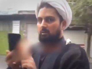 مقاومت و درگیری لفظی یک زن در برابر یک روحانی :شما بیجا کردی توی یقه منو نگاه کردی