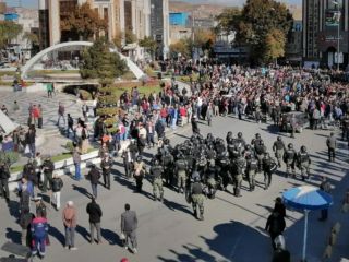مسدود کردن خیابانها در برخی شهرهای ایران توسط معترضین :اعتراضات به خشونت کشیده شد