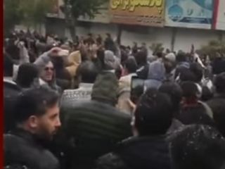 ادامه اعـتـراضات در شهرهای مختلف ایران به خاطر افزایش نرخ بنزین