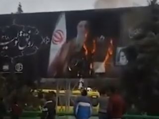 به آتش کشیدن تصویر بزرگی از خامنه ای در شهر اصفهان