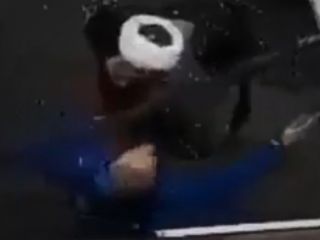 درگیریی لفظی معترضین با یک آخوند