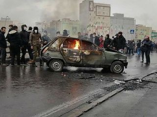 عباس میلانی خطاب به جمهوری اسلامی :بپذیرید که مملکت را به آستانه فروپاشی و ورشکستگی کشانده‌اید