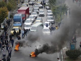 بیت رهبری یا آستان قدس رضوی؛ دولت چه منابع مالی دیگری غیر از درآمد بنزین دارد؟