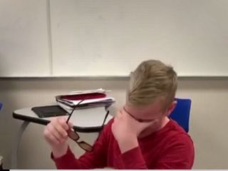 ویدئو؛ اشک شوق کودک مبتلا به کوررنگی پس از اولین تجربه مشاهده رنگ‌ها