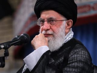 خامنه ای با ارسال یادداشتی به رئیس مجلس , خواستار عدم مداخله نمایندگان در مورد افزایش نرخ بنزین شد