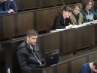 این دانشجو داره توی کلاس دانشگاه فیلم پورن میبینه ولی هندزفری رو درست وصل نکرده