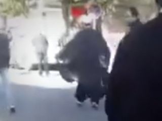 مردم هجوم آوردند ، آخوند فرار کرد