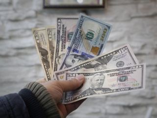 بازار ارز در آستانه جهش قیمتی بزرگ / سال ۱۳۹۹: سال غلبه اقتصاد بر سیاست