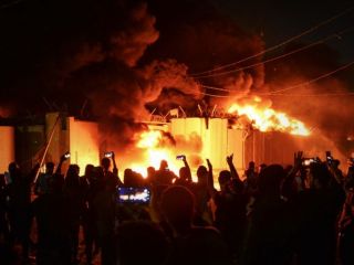 معترضان عراقی کنسولگری ایران در نجف را به آتش کشیدند