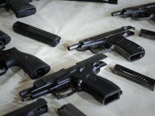 رادیو اسرائیل :در شهرهای مختلف ایران، مردم به خرید و پنهان کردن اسلحه پرداخته اند