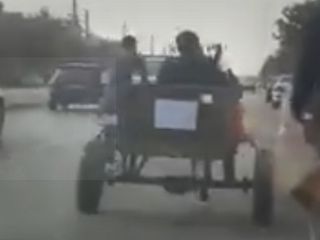 اعتراض متفاوت به گرانی بنزین: پلیس گرفت جریمش کنه احتمالا خره رو میبرن پارکینگ