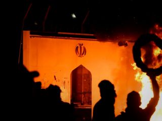 برای سومین بار کنسولگری ایران در نجف به آتش کشیده شد