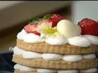 پخت کیک با ورق طلا در شبکه پنج سیما در این اوضاع اسفبار اقتصادی