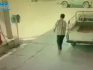 کارگر بینوای پمپ بنزین به دنبال پول بنزین لیتری سه هزار تومانی از راننده وانت