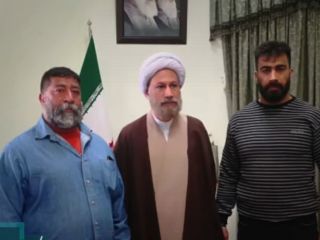 جنجال عکس نماینده خامنه‌ای در شیراز با دو نفر از عرق خورهای این شهر و تلاش حکومت برای تطمیع خانواده معترضان