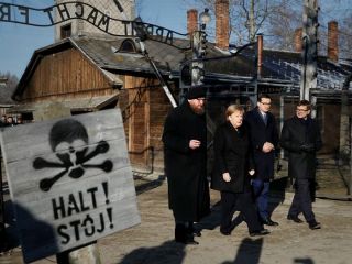 نخستین سفر آنگلا مرکل به عنوان رهبر آلمان به اردوگاه آشویتس