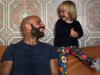 مرد همجسنگرایی که دختری مبتلا به سندرم داون رابه فرزندخواندگی پذیرفت