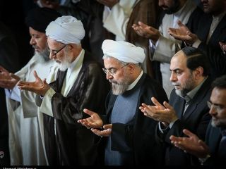 پیشنهاد نزدیکان خامنه ای: حقوق‌ها را کم کنید و نصفش را به «بدبخت‌ها» بدهید