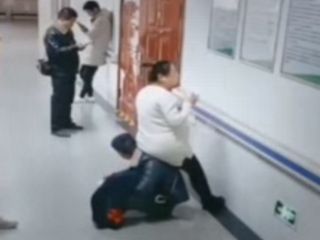 مردی که برای همسر باردارش صندلی شد